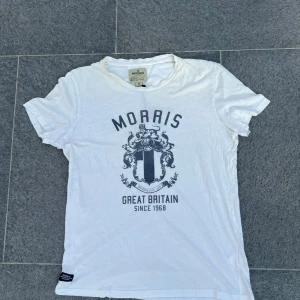 Morris t-shirt - Snygg vit Morris T-shirt med ett fett tryck. Färgen är vit och storleken är M. Tveka inte på att höra av er!