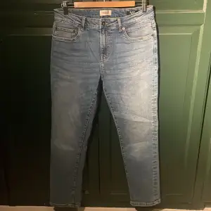 Säljer mörkblåa jeans från solid i modellen regular fit. Storlek 30/30. Topp skick. 