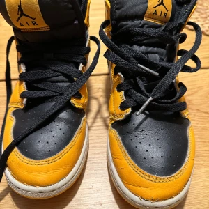 Air Jordan 1 Mid - Använda Air Jordan 1 Mid i ett år. Ganska slitna men är fortfarande användbar.