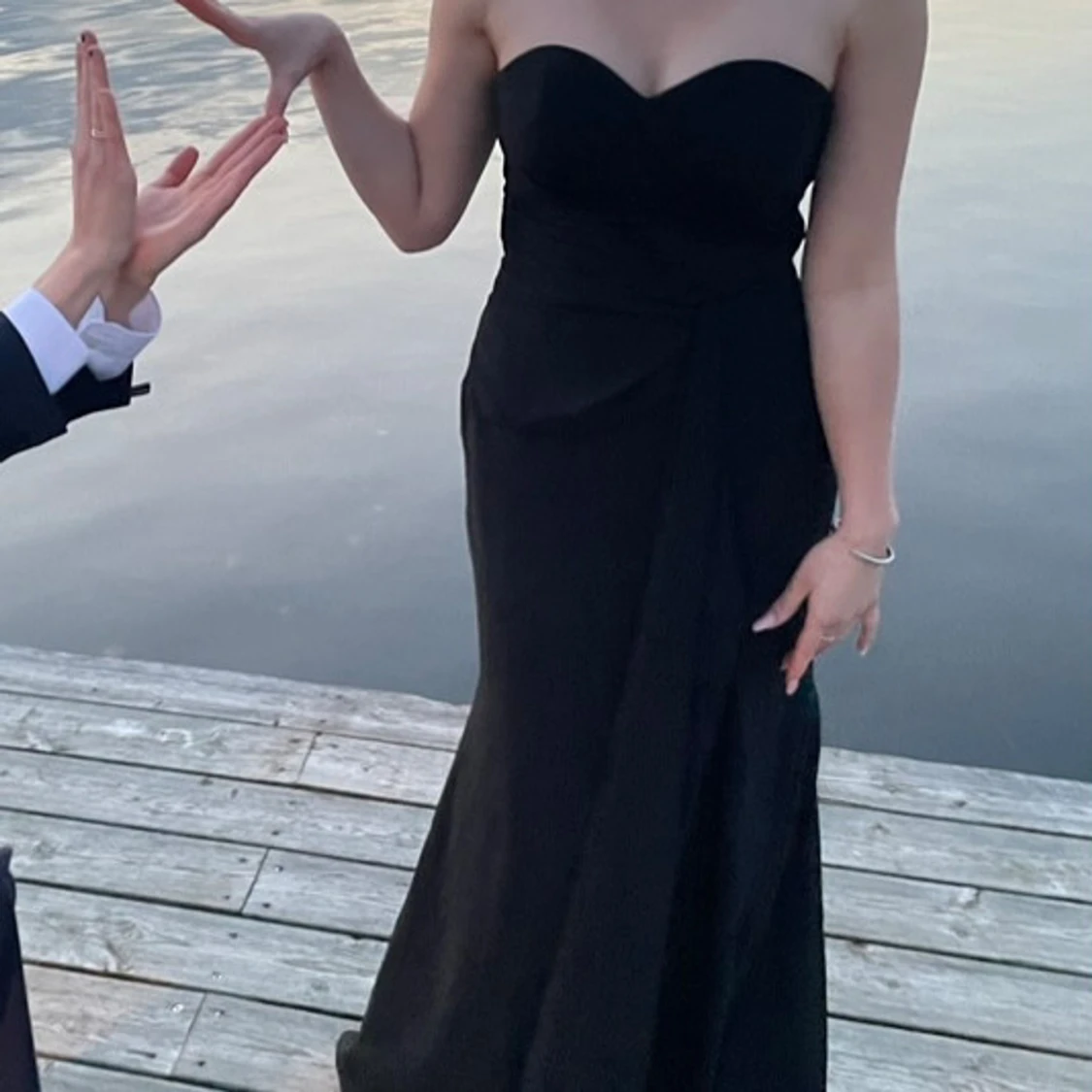 Svart axelbandslös långklänning - 1