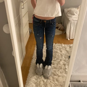 LTB VALERIE 💕💕 - jättesnygga låg midjade bootcut jeans från märket ltb!!! 💕💕💕💕 nyskick men märkwt på baksidan hänger lite på ena kanten 🎀🎀🌸💖