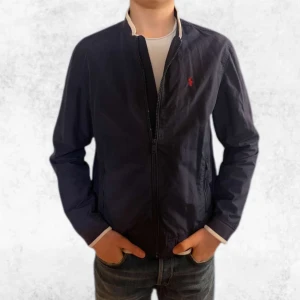 Mörkblå jacka från Polo Ralph Lauren - Säljer nu denna skjukt snygga Ralph Lauren jackan. Den är i storlek XL i barn men sitter som S. Skicket är 9 av 10 använd fåtal gånger och inga synliga defekter. Nypriset ligger runt 2200 kr. Vid fler frågor/ bilder är det bara att höra av sig. 