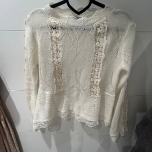 Stickad långärmad tröja - Säljer denna jätte fina långärmad stickade tröjan från Zara som aldrig har kommit till användning💘💘