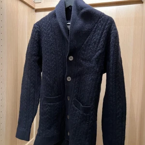 Cardigan  - Tja! Säljer nu denna riktigt feta cardiganen från These Glory Days💯 Den är i mörkblått ull!💙Den är i mycket bra skick! Nypris ligger runt 800 och jag säljer den för endast 400✅💯 Passar dig som är runt 170 - 175💯 Skriv vid andra funderingar! Priset går att diskutera🤝      //Alve