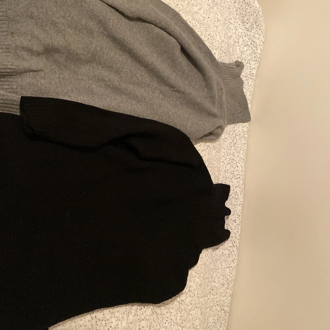 Grå och svart polotröja från Bik Bok