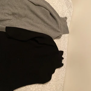 Grå och svart polotröja från Bik Bok - Två stilrena polotröjor från Bik Bok i storlek S. En i klassisk svart och en i neutral grå. Pris kan diskuteras!