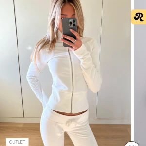 Vit hoodie med dragkedja - Populära Cozy chill pants med matchande zip up tröja - sett!! Vid intresse & vill ha mer bilder skriv till mig, original priset 349 för tröjan och 349 för byxorna. Priset kan diskuteras! Storlek S i båda delarna