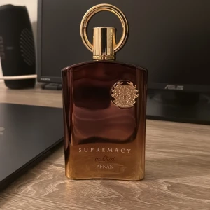 Afnan - Supremacy in Oud - Hej, säljer nu min Afnan - Supremacy in Oud. Det är en 150 ML flaska och jag uppskattar att det är ungefär 140 ML kvar. Det är en kryddig & aromatisk doft med bra långvarighet & projektion! Priset kan diskuteras.