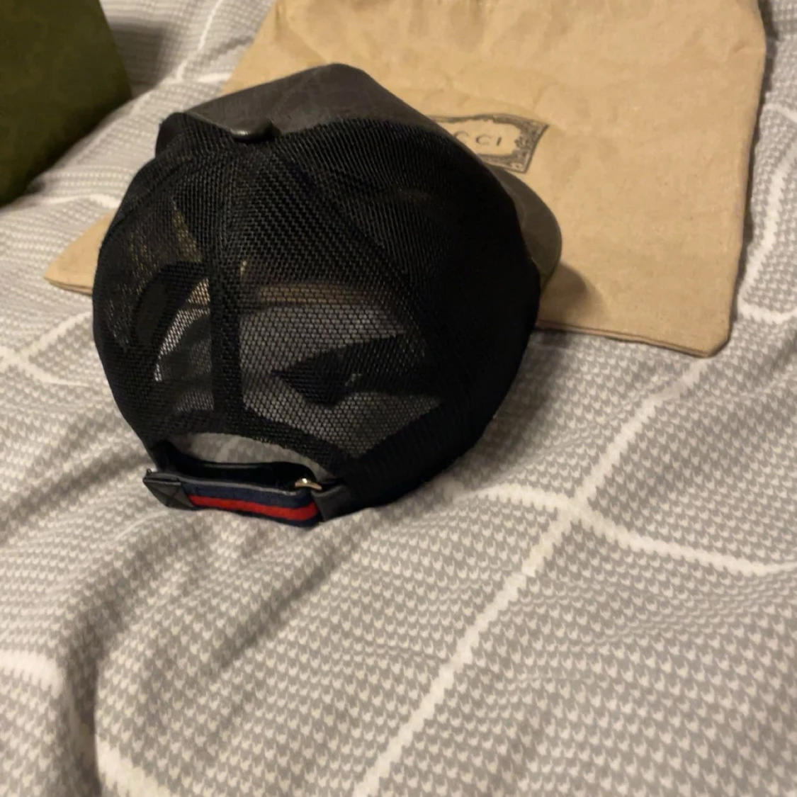 Svart keps med ormmönster - 1