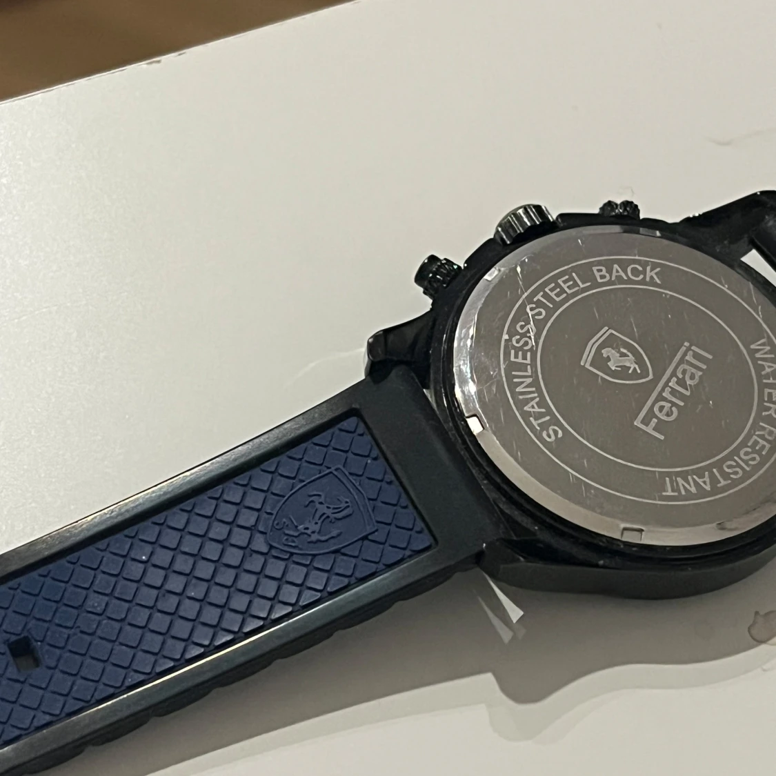 Svart klocka från Ferrari - 4