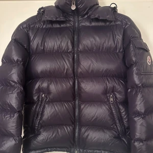 Moncler  - Moncler maya. Storlek 1. Skick fint utöver en reva på baksidan. Pris 6890kr ingår box. 