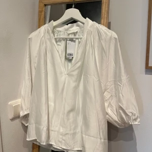 Vit blus - Vit blus från H&M i strl 36. Aldrig använd och prislapp kvar. Inköpt hösten 2024✨
