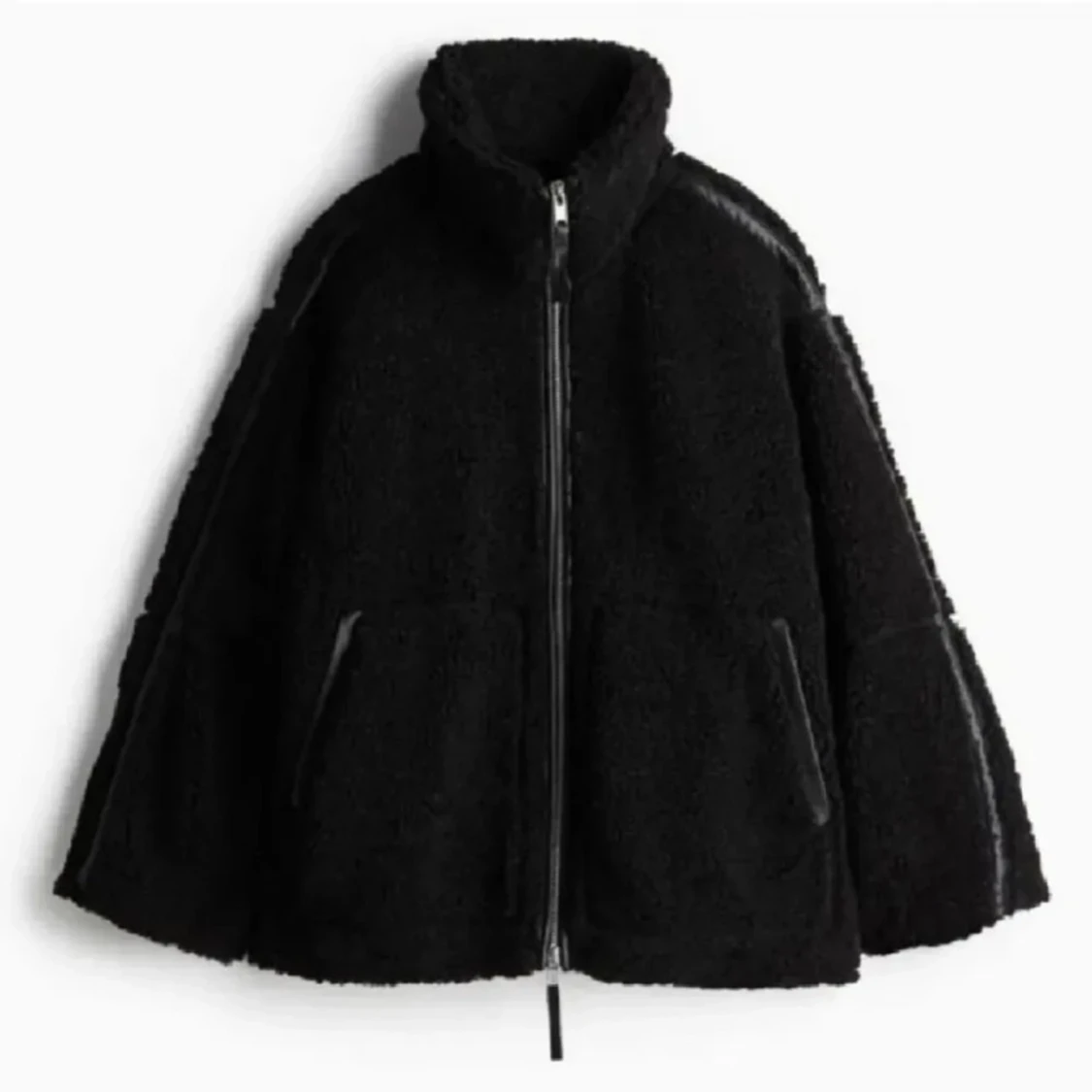 Svart teddyjacka med dragkedja