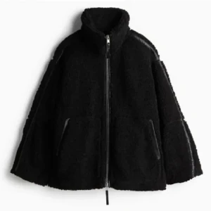 Svart teddyjacka med dragkedja - Mysig svart teddyjacka med dragkedja framtill. Jackan har en hög krage och långa ärmar, perfekt för kyliga dagar men även nu till våren. Den är endast använd vid enstaka tillfällen har pytteliten defekt längst ner(fråga om bild). Kan tänka mig att gå ner i pris vid snabb affär💕💕