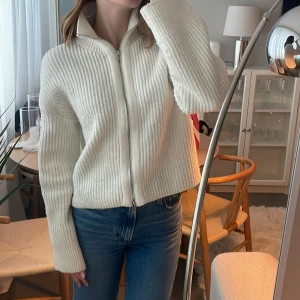 Vit stickad kofta med dragkedja - Vit stickad kofta 🥰