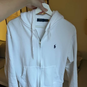 Ziptröja från Ralph Lauren - Zip tröja från polo Ralph Lauren, i storlek M (damstorlek). Använd ett fåtal gånger, i mycket bra skick. Nypris 2200kr