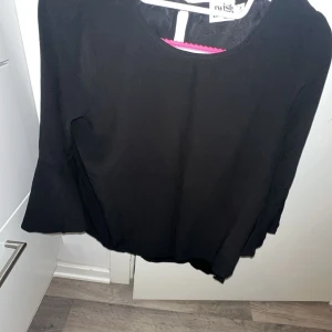 Svart tröja från Twist & Tango - Säljer en stilren svart tröja från Twist & Tango. Tröjan har långa ärmar och en klassisk rund halsringning. Perfekt för en enkel och elegant look. Med fina armar som går utåt. Original pris är 950kr. Priset kan diskuteras!