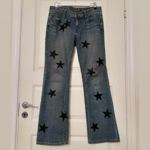 Bootcut jeans - Custom bootcut jeans med stjärnmotiv i äkta läder. Storlek 30x32 men sitter som 31x32 ungefär. Jeansen är av märket Esprit och är i en lågmidjad modell.