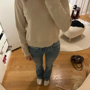 Beige sweatshirt från Acne Studios - Säljer en stilren beige sweatshirt från Acne Studios. Tröjan har en klassisk design med långa ärmar och en liten fyrkantig logga på bröstet. Perfekt för en avslappnad look. Hör av dig vid intresse!