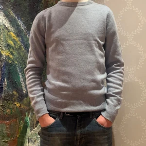 Lammullskofta Alan Paine - Hej. Säljer en stilren Ijusblå lammullstroja från Alan Paine i storlek S (men sitter lite mer som en M). Perfekt inför våren🍃🌿. Tröjan är i 100% lamm ull🐑🍾