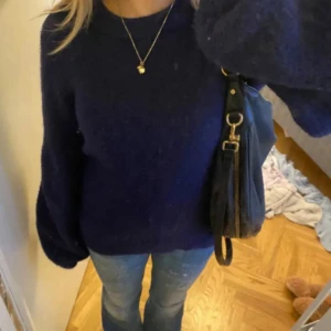 Mörkblå stickad tröja  - Säljer en mysig mörkblå tröja med långa ärmar. Perfekt för kyligare dagar och enkel att matcha med jeans eller kjol. 💙 lånade bilder 
