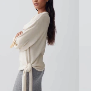 Vit tröja med knytband - Säljer denna superfina stickade tröjan från Gina tricot med knyte vid sidan!💕 Helt slutsåld på hemsidan🩷storlek S!