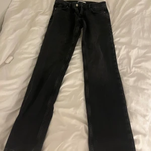 Zara jeans low waist - Helt oanvända raka low waist jeans ifrån zara❤️❤️❤️