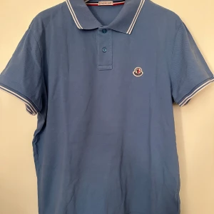 Moncler pike  - Moncler maglia polo. Storlek M. Skick 8/10. Pris 950kr.