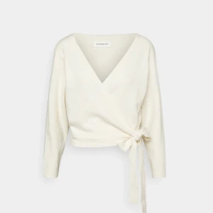 Vit omlottkofta från Even and odd - Säljer en stilren vit omlottkofta från Even and odd. Inga defekter. Köpt från zalando. Slutsåld i strl S, M och L. Skriv vid funderingar💕