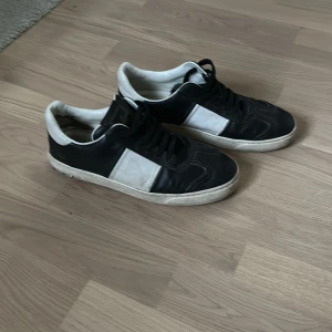 Valentino flycrews i storlek 40-40,5  - Skorna är i 40-40,5 och passar inte mig som har storlek 42. Vilket även är anledningen till att jag säljer dem. Det är ett par väldigt schyssta skor och är i relativt tillstånd då dem saknar en nit och sulorna är väldigt slitna. 
