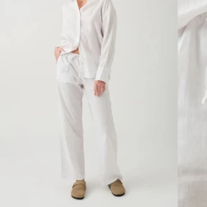 Vita linnebyxor från Gina Tricot - Säljer ett par vita linnebyxor från Gina Tricot i storlek S. Byxorna har en avslappnad passform med dragsko i midjan för justerbar komfort. Perfekta för en stilren och bekväm look. Köpta för 400 säljer för 120kr. Säljer pga kommer ej till användning.