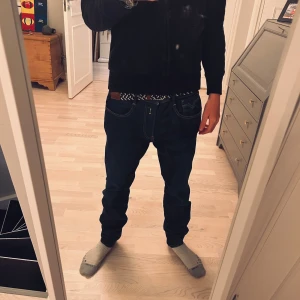 Mörkblå jeans från Replay - Replay anbass jeans - skick 10/10 - storlek W32 L32 - nypris ca 1800kr mitt pris 649 - pris kan diskuteras vid snabb affar!.