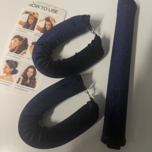 Heatless curls  - Säljer ett set med mörkblå heatless curls,  skapar lockar och volym utan värme. Inkluderar tre flexibla stavar och en instruktion för enkel användning. Perfekt för att få vackra lockar över natten.