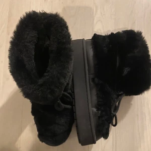 Svarta inukkii liknande boots - Säljer ett par svarta fluffiga boots som liknar inukki . De har en plattform sula och är strl 39. Pris går att diskutera