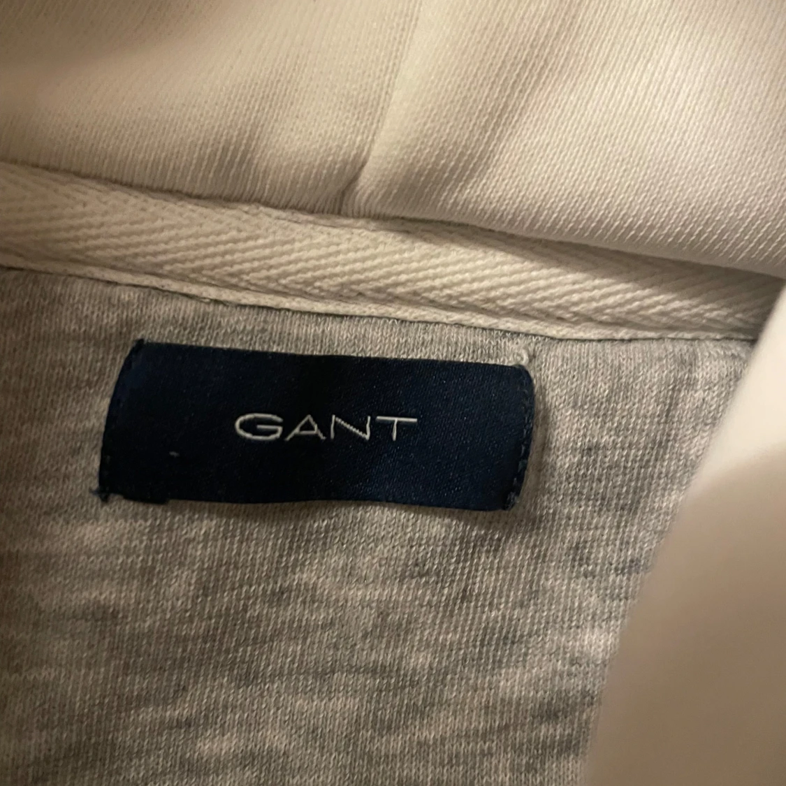 Vit hoodie från Gant - 1
