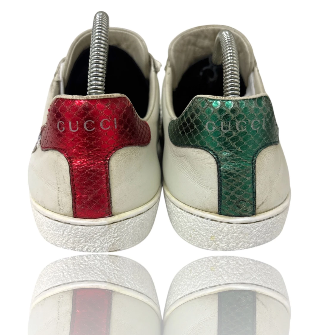 Vita sneakers med ormmönster från Gucci - 2