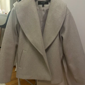Beige kappa från Vero Moda - Jättefin kort beige kappa med bälte!