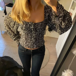 Svart blus från Gina Tricot - Säljer denna superskönt svart vita blommiga blus från Gina Tricot! Nyskick (jag bär vanligtvis S)!🤍