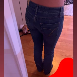 Blå lowrise jeans - Snygga blå jeans som är straight och lågmidjade.   Storlek 34 från Crocker