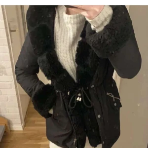 Fatima parka - Säljer då den inte kommer till användning.