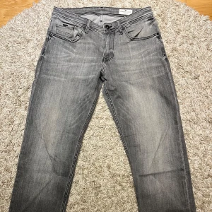 Grå jeans  - Snygga grå jeans från Cross Jeans med en klassisk femficksdesign. De har en normal passform och är perfekta för en avslappnad stil. Jeansen har en knappgylf och är tillverkade i ett slitstarkt material.