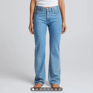 Mörkblå jeans - Mörkblå low straight jeans från bikbok, sååå snygga och knappt använda. Har inga bilder på då de tyvärr är för små för mig nu💓