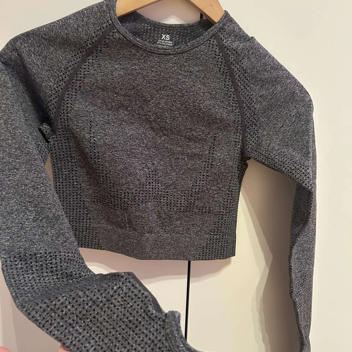 Grå croppad tröja