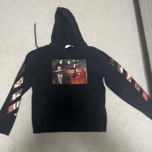 Svart hoodie från Off-White med Caravaggio-tryck - Säljer en svart hoodie från Off-White Äkta Säljer pga ingen användning dessutom inte min stil helt ny kostar runt 9000kr Passform M dock är lite större å tjockare.