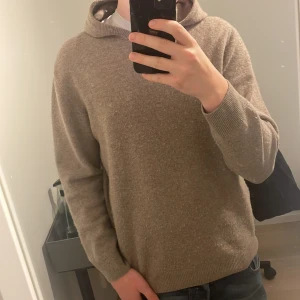 Beige Kashmir hoodie - Säljer en snygg beige Kashmir hoodie är ganska noppig men går lätt att ta bort. Den har även inga snörren men jag tycker det är snyggare utan. Tar även imot byten och pris kan diskuteras vid snabb affär. 