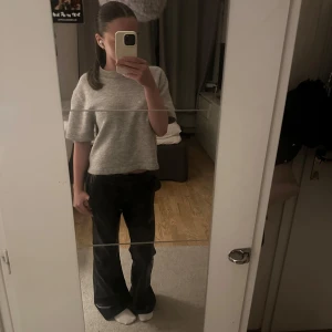 Skinnbyxor från Bershka - Säljer snygga skinnbyxor från Bershka. Helt nya med lappen kvar, de passade inte o missade att skicka tillbaka. Nypris 379kr, mitt pris kan diskuteras❣️