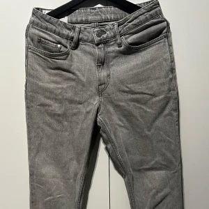 Grå jeansbyxor - Gråa jeans från H&M för endast 100kr!                            -Regular Tapered fit.                            -Storlek: 29:32