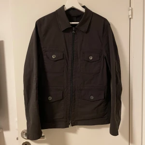 Overshirt från Oscar Jacobson - Säljer min olivgröna overshirt från Oscar Jacobson. Storlek S passar även M. Säljer den för den inte kommit till användning (9/10 skick). Nypris 3000. Hör av dig vid övriga frågor;)