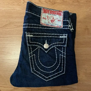 True Religion Jeans Ricky Super T - !skicka bud för snabb affär! Tvärfeta true religion jeans, storlek 34 super bra skick. Sällsynt mörkblå färg. Skriv om ni undrar någonting 💯📲