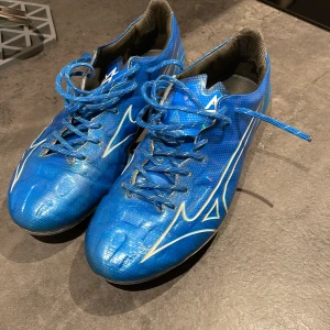 Fotbollsskor - Mizuno fotbollsskor bra skick 8-9/10 inget slitage, kan gå ner i pris vi snabba affär